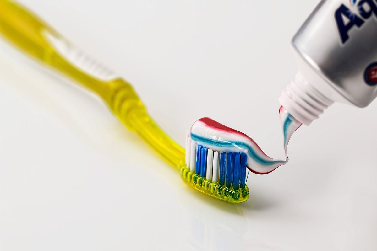 Foto de exemplo: escova de dente com pasta
